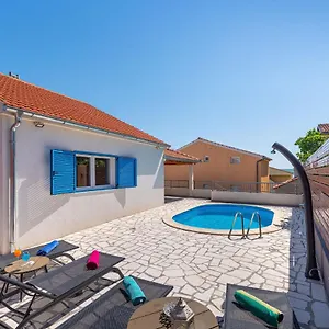  Villa Nika